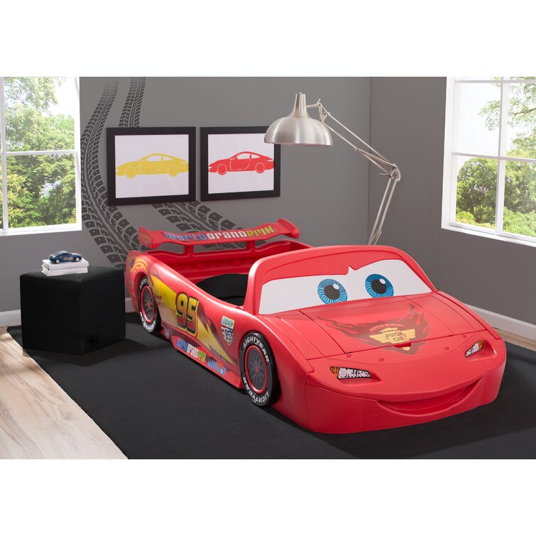 Lightning mcqueen discount bed sticker kit